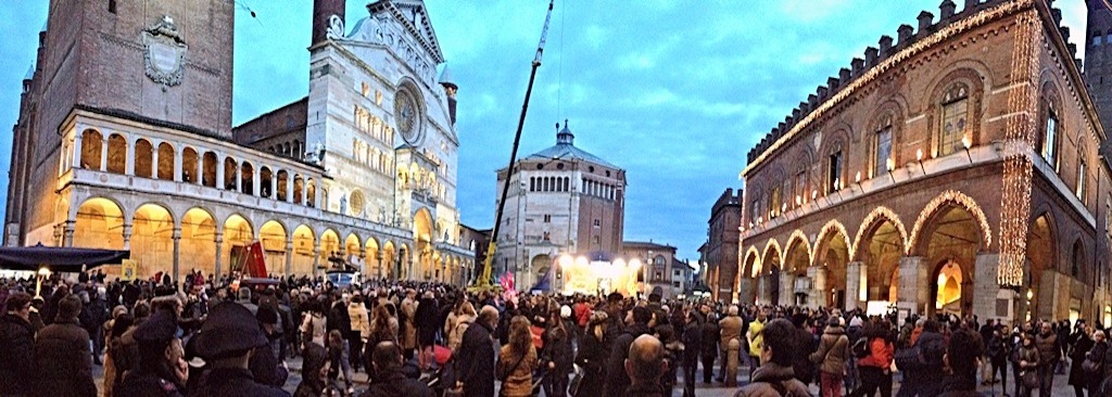 Festa del Torrone a Cremona.jpg - I occasione di questa speciale festa si possono degustare ottimi torroni
                    tipici artigianali proposti nei vari stand allocati nel centro di Cremona.